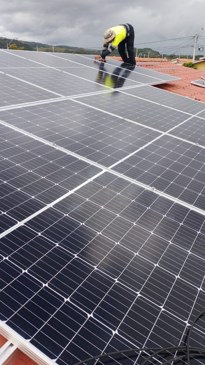 Detalle de paneles solares monocristalinos instalados en Panamá